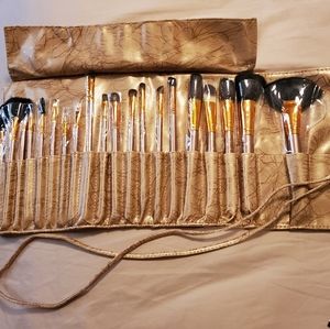 💋2/$24 NWT 22 Piece Makeup Brush Set